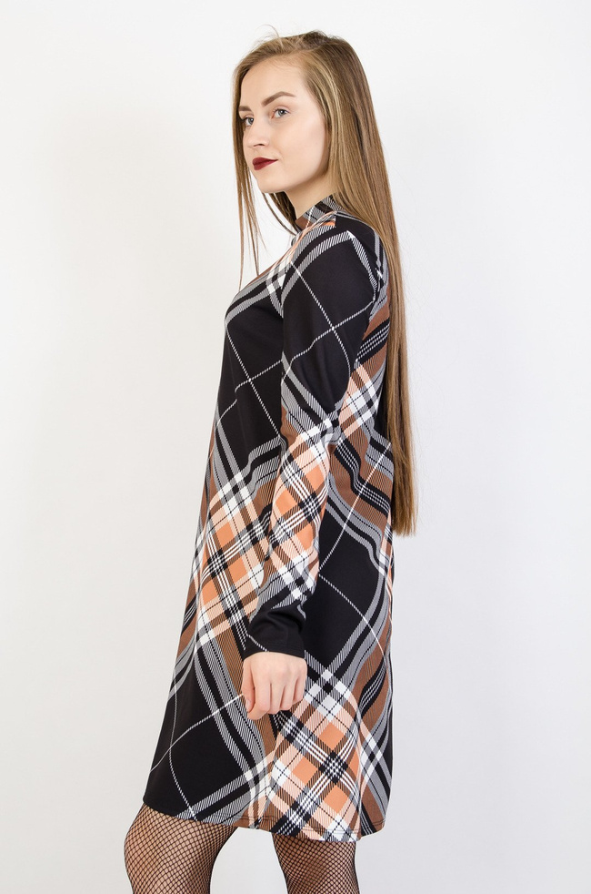Prosta sukienka w czarno-brązową kratę z długim rękawem