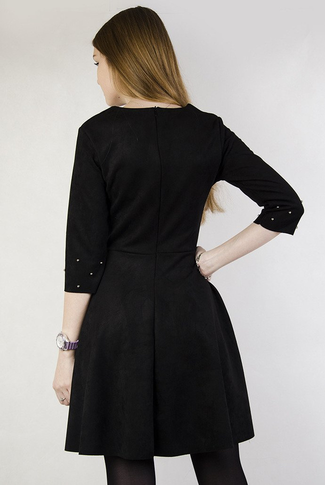 Czarna rozkloszowana zamszowa sukienka z perełkami