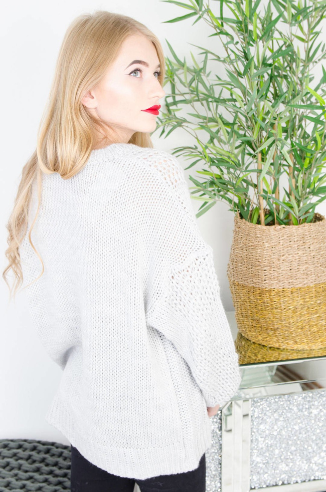 SZARY OVERSIZOWY SWETER Z AŻUROWYMI WSTAWKAMI