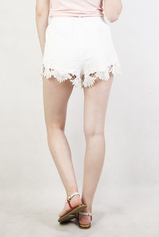 Białe koronkowe szorty