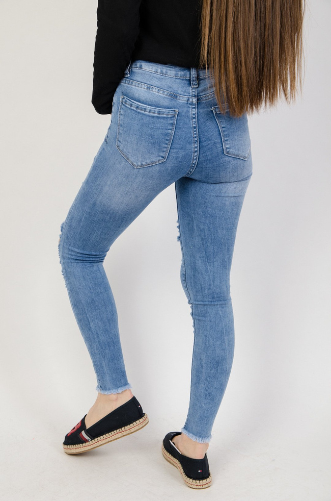 Jasne spodnie jeansowe z dziurami