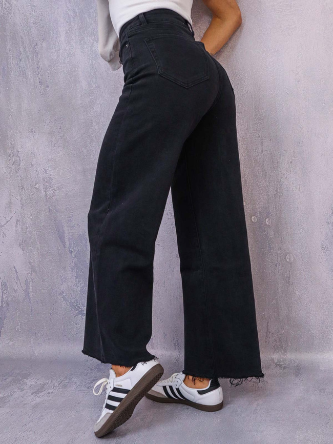 CZARNE SPODNIE JEANSOWE Z SUROWYMI,SZEROKIMI NOGAWKAMI I WYSOKIM STANEM