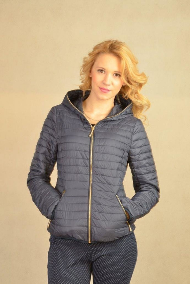 Granatowa kurtka pikowana z zamkiem na kapturze