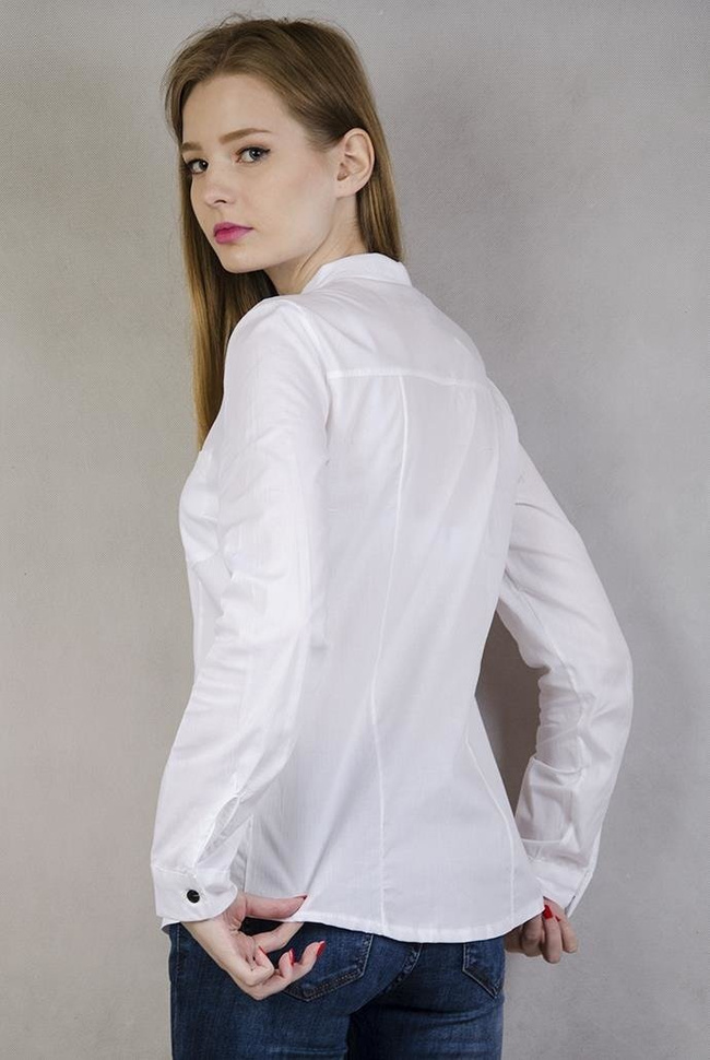 Biała koszula z czarnymi guzikami