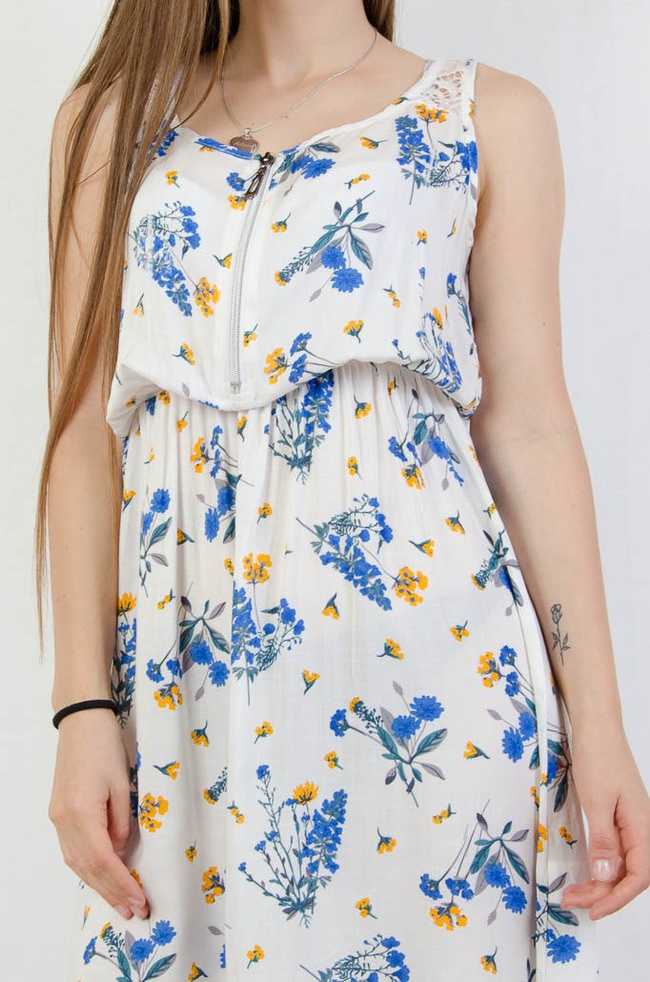 Zwiewna biało niebieska sukienka z gumką w pasie