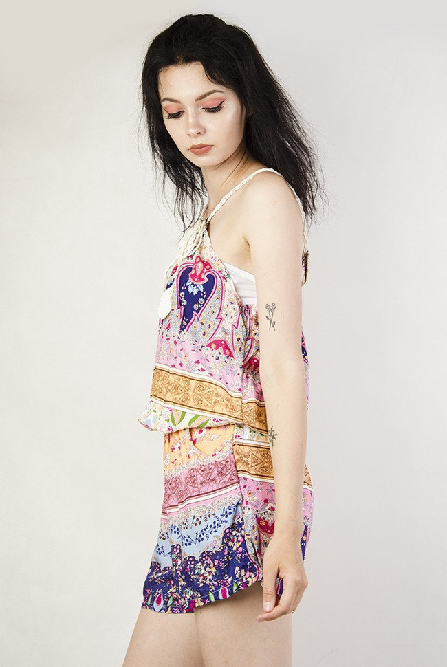 Wielokolorowy kombinezon z wiązaniem