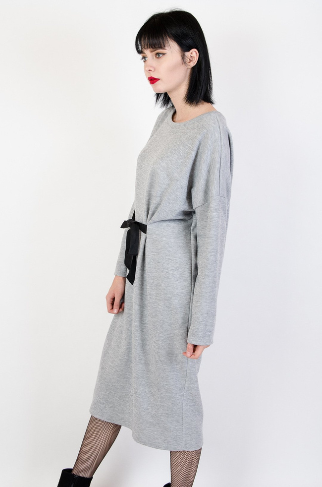 Długa szara dzianinowa sukienka z wiązaniem z przodu
