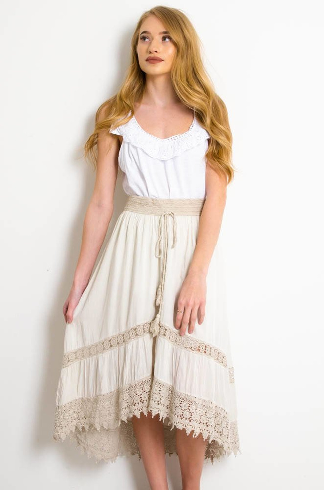 BEŻOWA SPÓDNICA MIDI Z GUMĄ W PASIE ORAZ AŻUROWYM WYKOŃCZENIEM