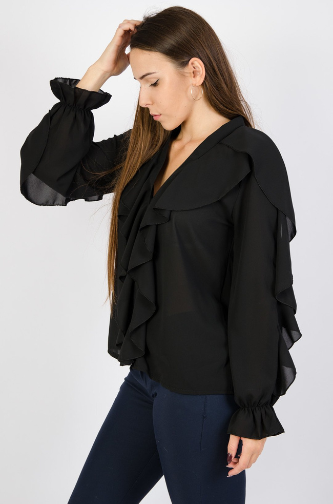 Czarna bluzka z żabotem oraz falbaną na rękawach