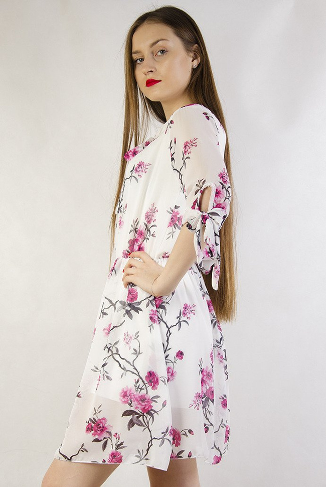 Biała zwiewna sukienka w kwiaty z gumką w pasie