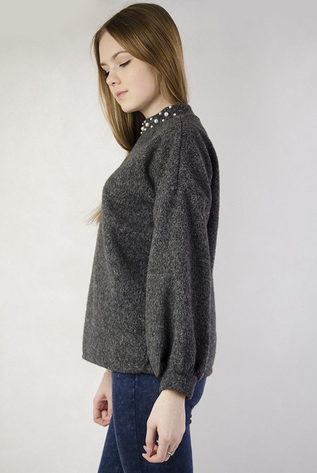 Ciemnoszary sweterek z perełkami przy szyi oraz bufiastymi rękawami