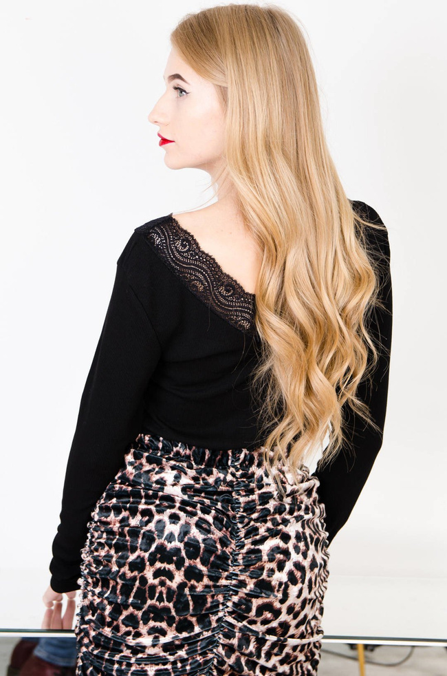 CZARNA PRĄŻKOWANA BLUZKA Z KORONKOWYM DEKOLTEM W SEREK