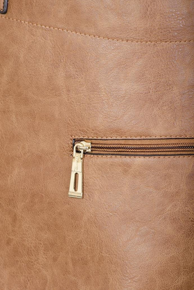 Duża, jasnobrązowa torebka z zawieszką