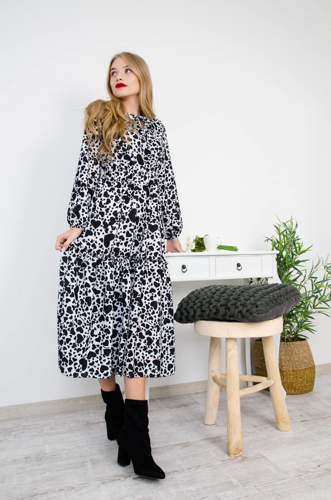 BIAŁA SUKIENKA MIDI W CZARNE SERDUSZKA