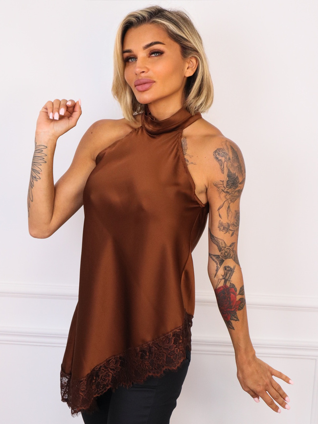 ASYMETRYCZNY TOP SATYNOWY Z WYSOKIM KOŁNIERZEM I KORONKOWĄ LAMÓWKĄ- CZEKOLADOWYY