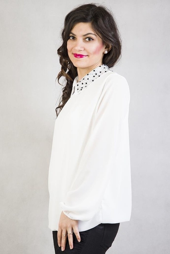 Biała bluzka z kołnierzem z cekinami