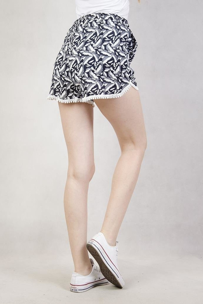 Wzorzyste spodenki wykończone koronką granatowe