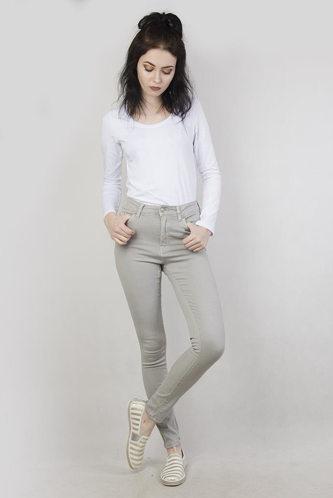 Jasnoszare spodnie przylegające z wysokim stanem
