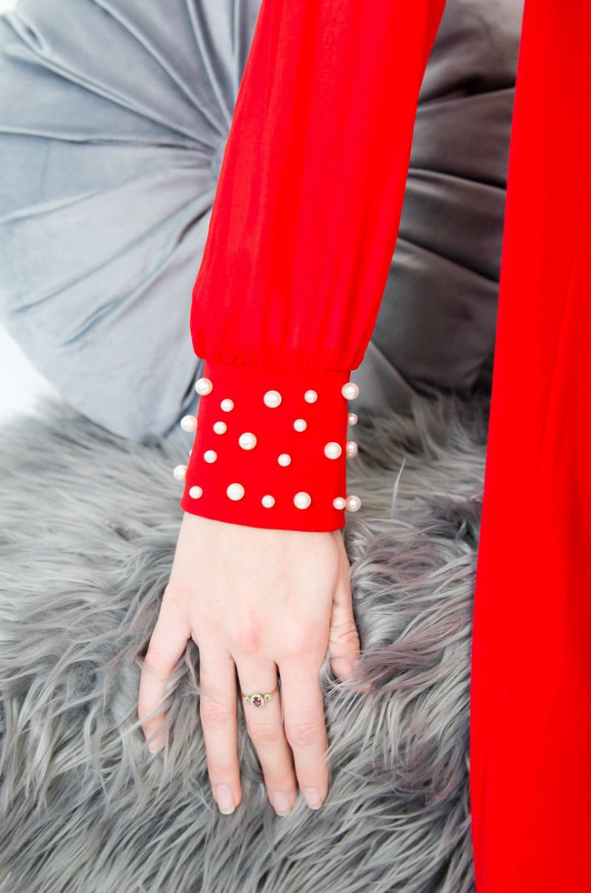 CZERWONA SUKIENKA Z TIULOWYMI RĘKAWAMI ORAZ PEREŁKAMI