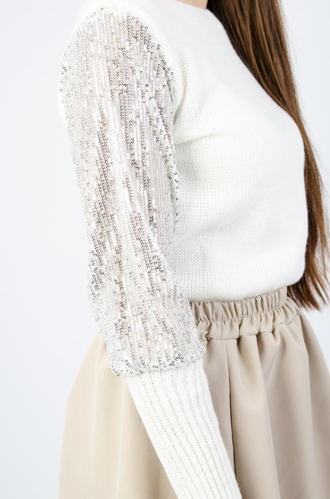 Biały sweter z cekinami na rękawach