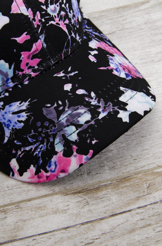 CZAPKA Z DASZKIEM W KWIATY-  CZARNA