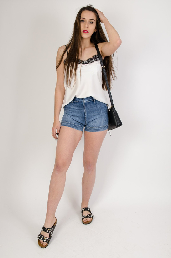 Biała satynowa bluzeczka z koronką