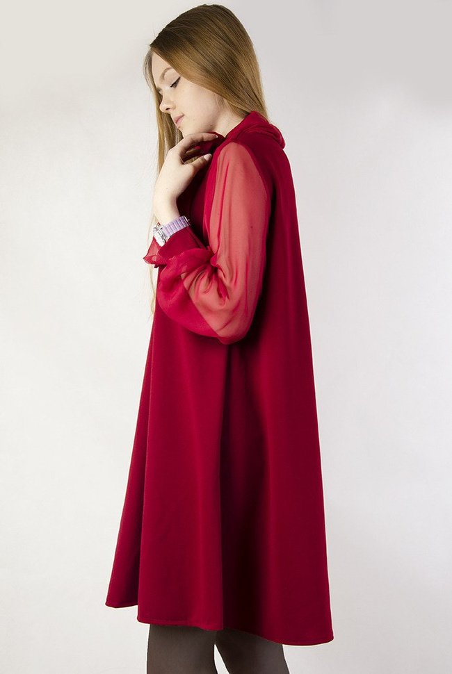 Zwiewna bordowa sukienka z rękawami z tiulu