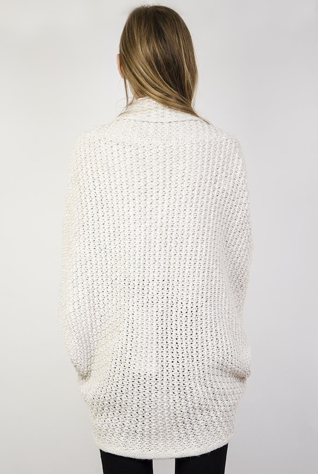 Beżowy kardigan typu "nietoperz"