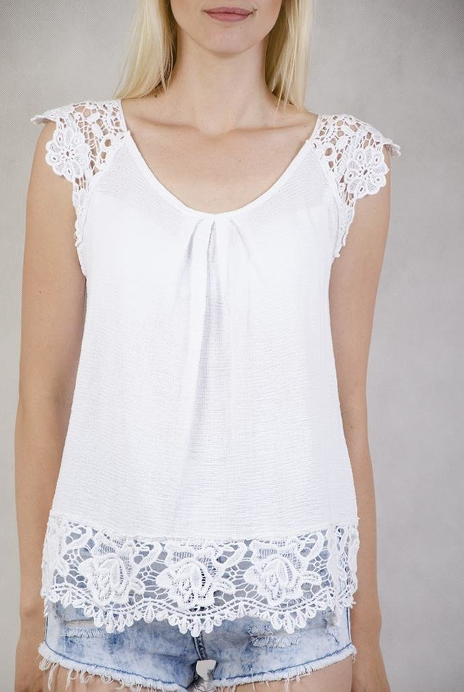 Biała bluzka z koronkowymi wykończeniami