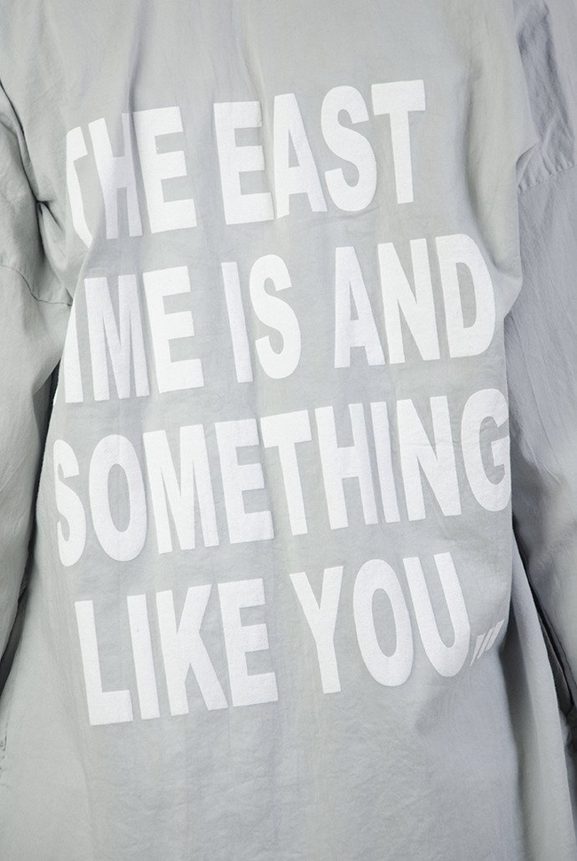 Jasnoszara narzutka z białymi napisami