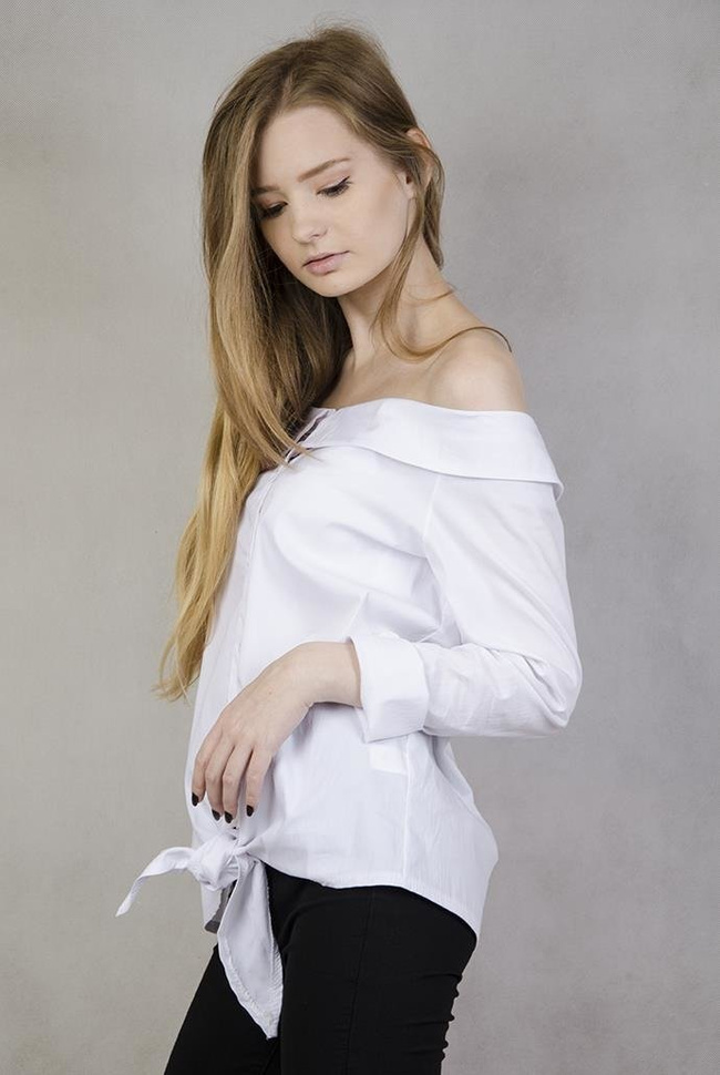 Koszula z szerokim kołniererzem, wiązana na dole