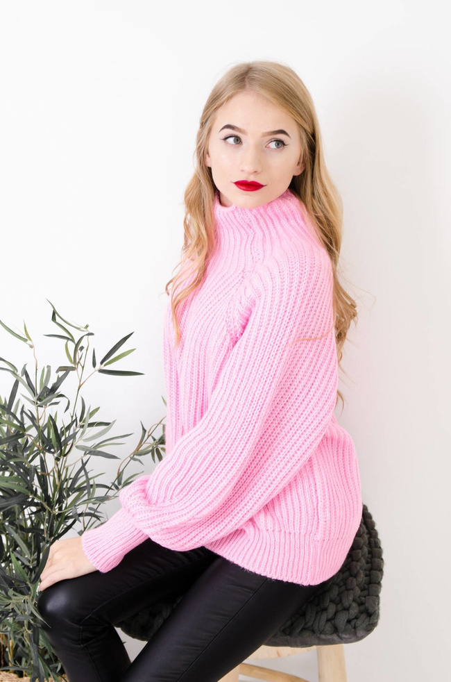 RÓŻOWY SWETER OVERSIZE Z PÓŁGOLFEM