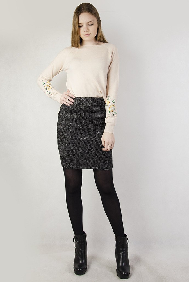 Beżowy sweterek z kwiatami haftowanymi na rękawach