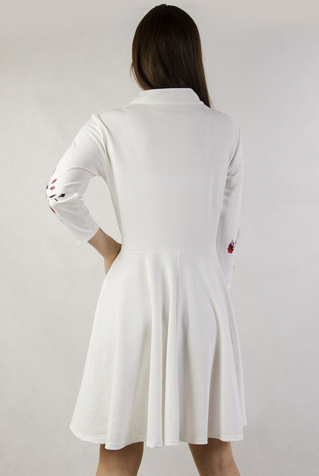 Biała sukienka z kwiatami