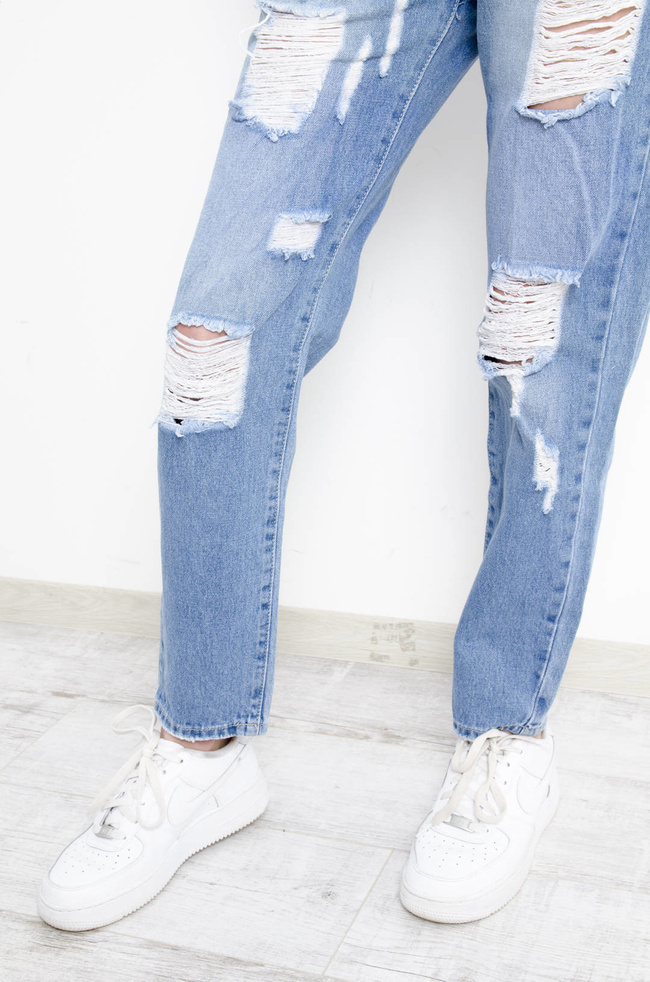 JASNE SPODNIE JEANSOWE TYPU BOYFRIEND Z PRZETARCIAMI 