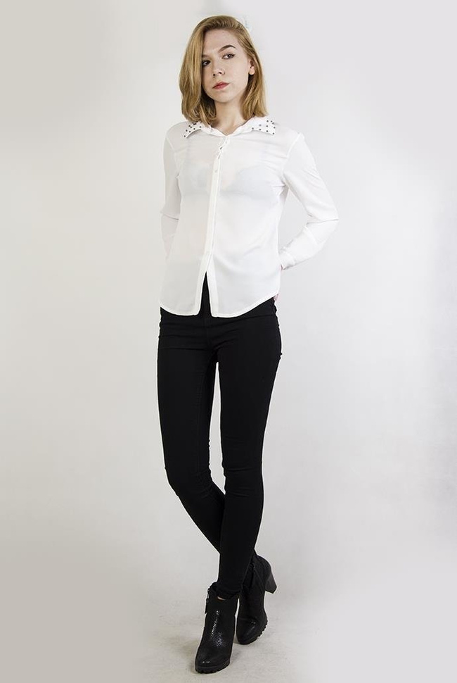 Asymetryczna biała koszula z ćwiekami przy kołnierzu