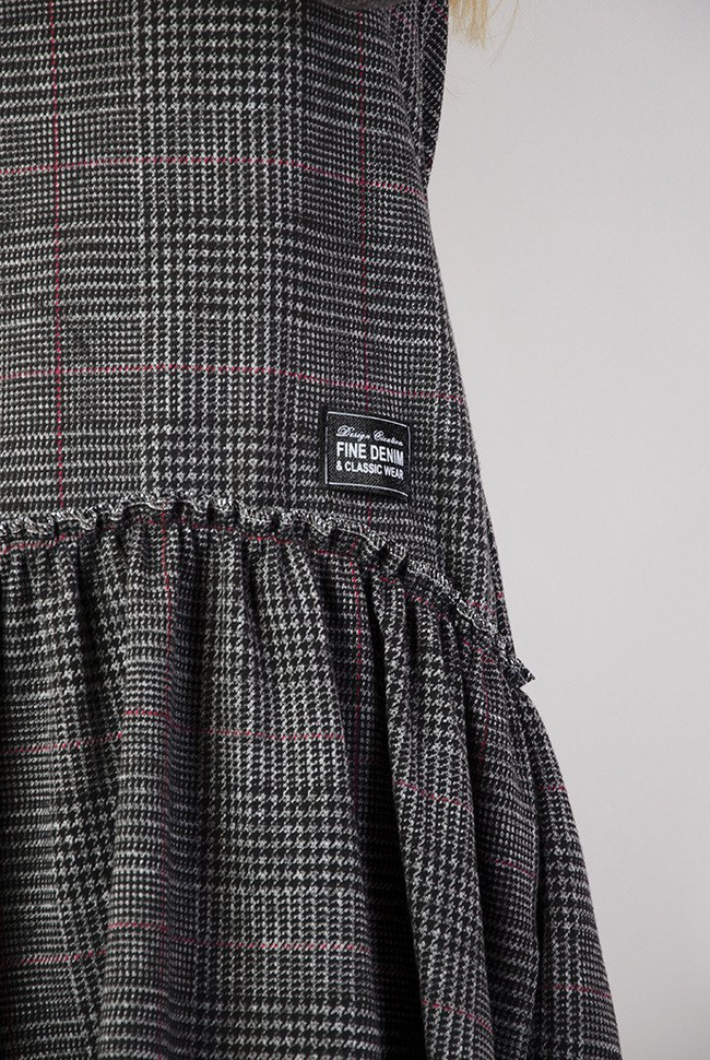 Ciemnoszara sukienka w kratę z rozkloszowanym dołem