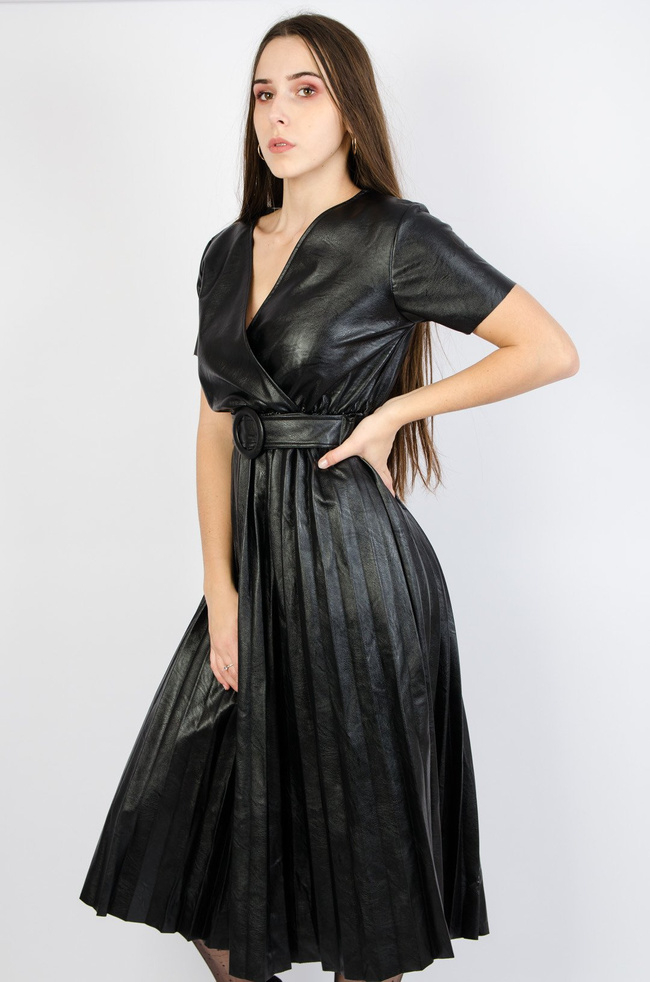 Czarna sukienka z plisowanym dołem-imitacja skóry