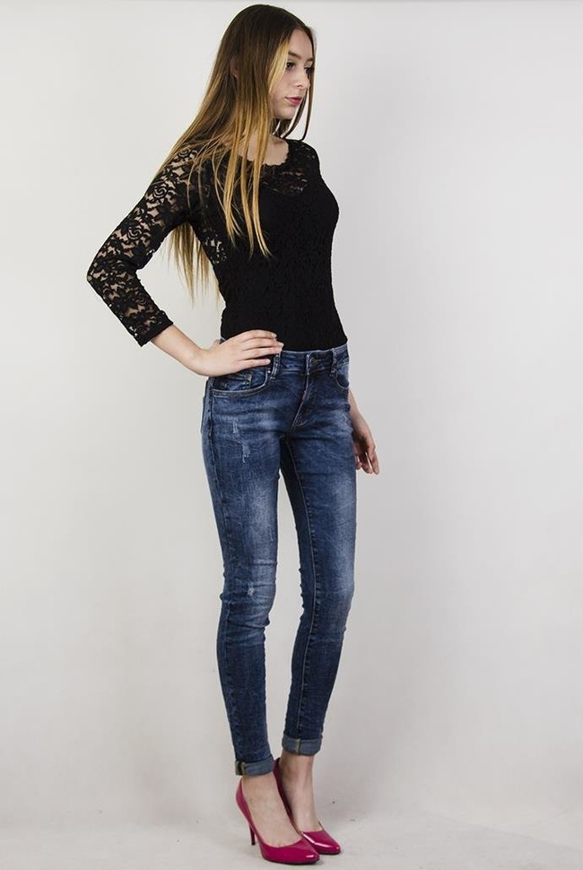 Czarne koronkowe body z usztywnieniem