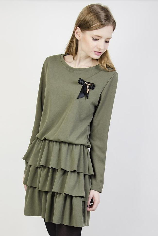 Zielona sukienka z falbankami i broszką