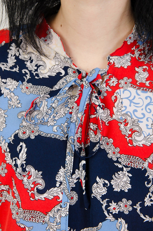 Wzorzysta bluzka z wiązaniem przy dekolcie