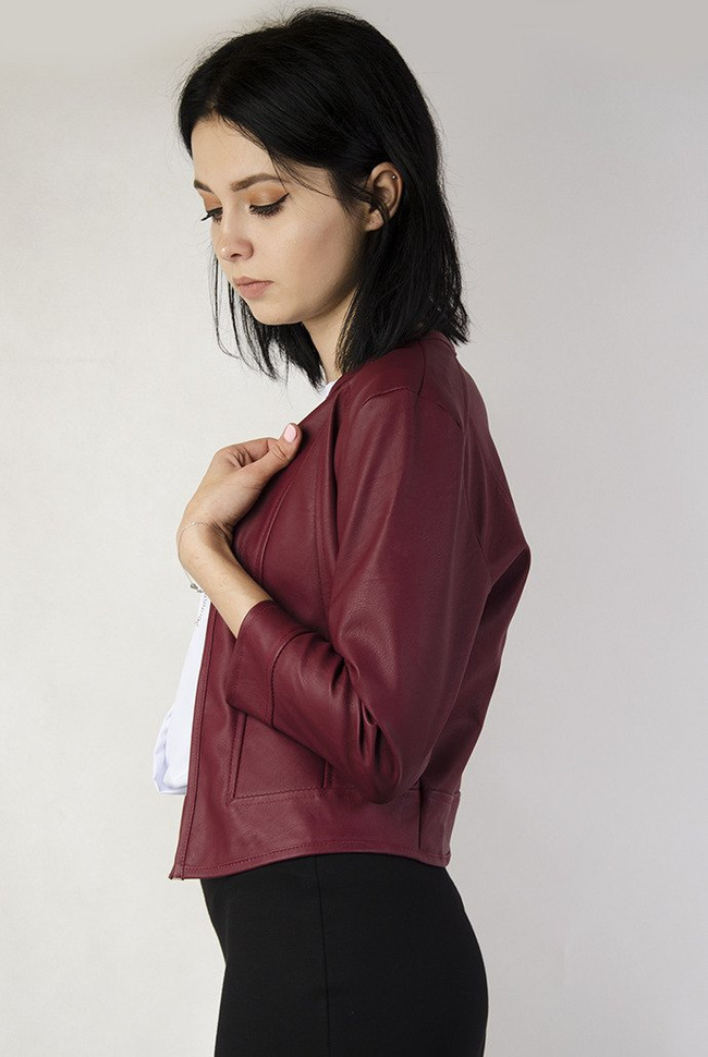 Bordowy żakiet skajkowy