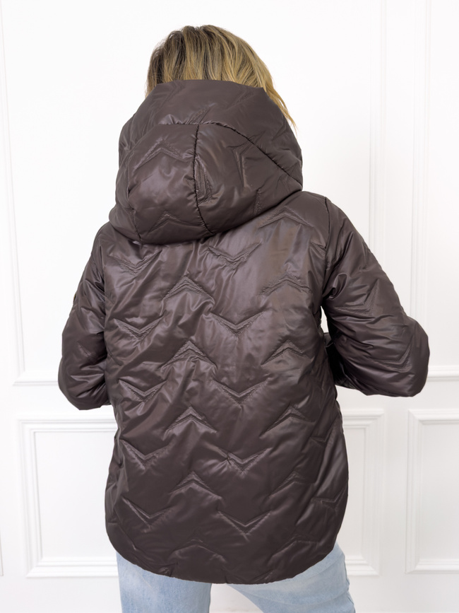 ASYMETRYCZNA KURTKA PRZEJŚCIOWA Z KAPTUREM I ŚCIĄGACZAMI PO BOKACH-CZEKOLADOWA