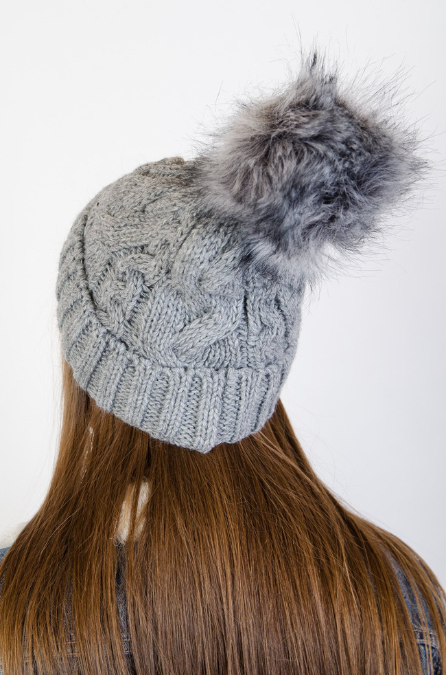 Jasno szara grubo pleciona czapka z pomponem
