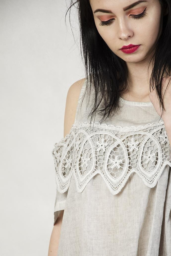 Szara bluzka z wyciętymi ramionami i ażurowym zdobieniem