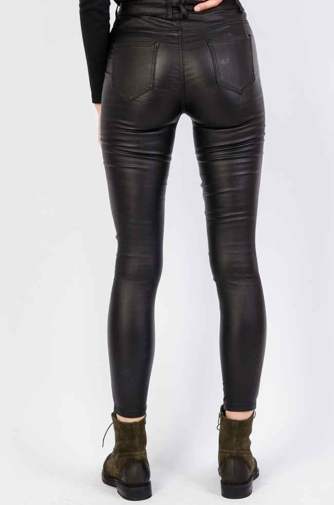 Czarne spodnie woskowane z zamkami