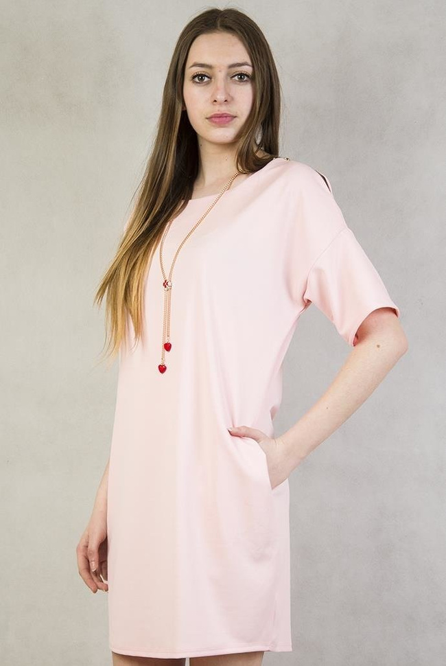 Sukienka różowa z zameczkami na ramionach i wisiorkiem w kolorze złota