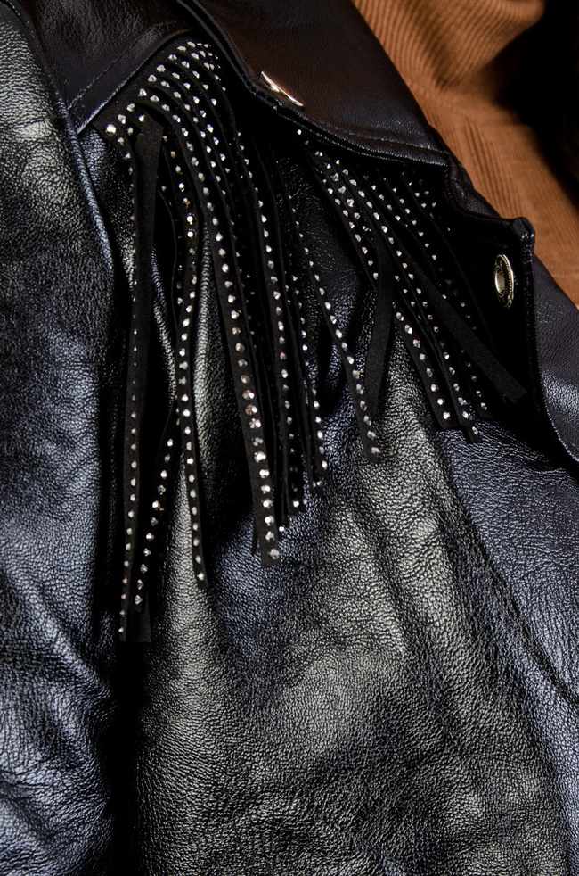 Czarna ramoneska z imitacji skóry z frędzlami