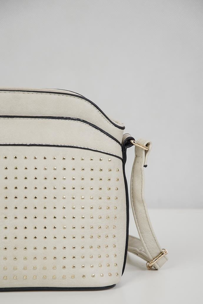 Kremowa, mała torebka zdobiona ćwiekami