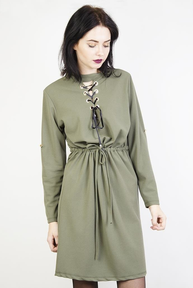 Zielona sukienka wiązana w dekolcie